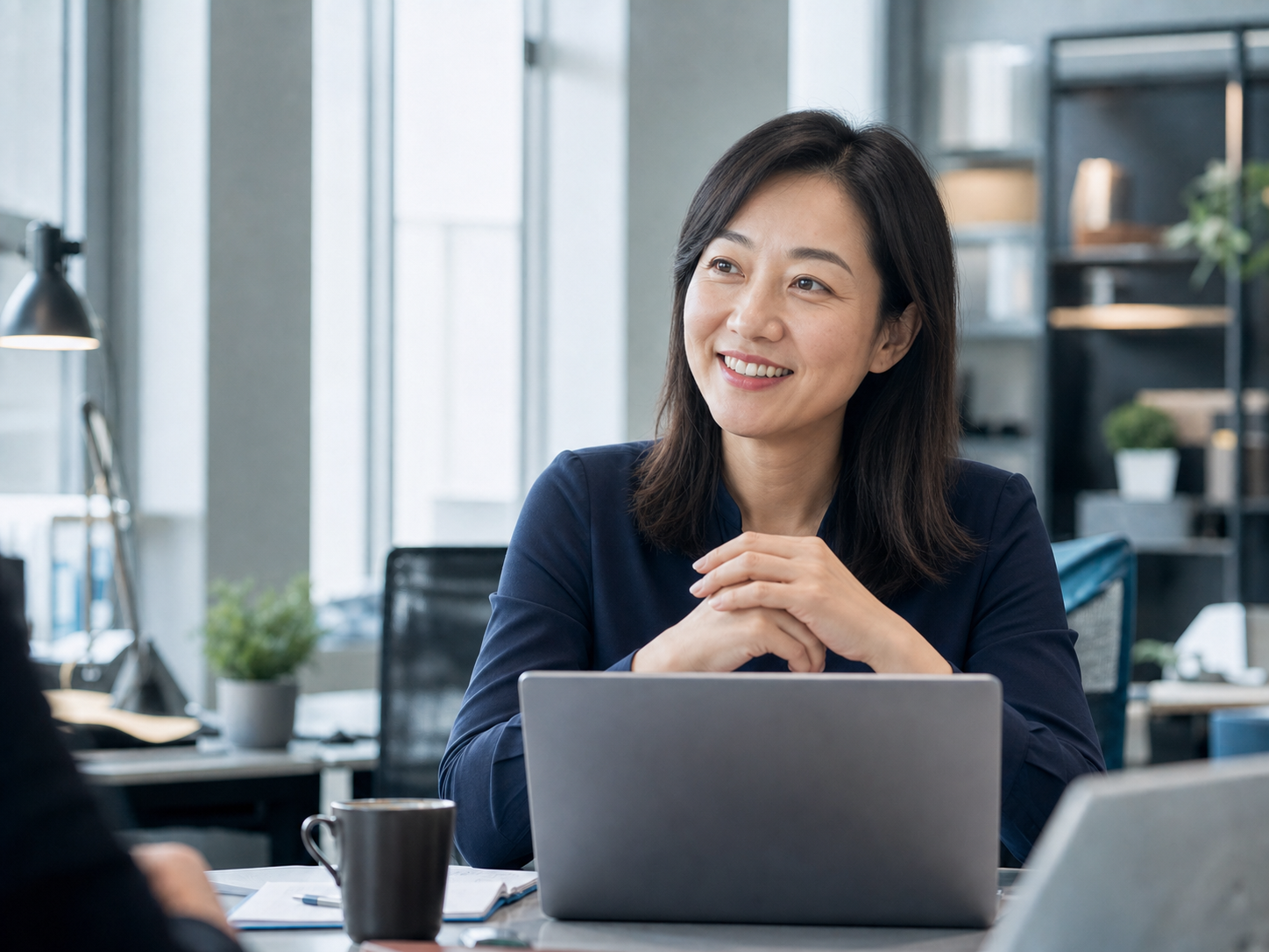 獲得穩定 Linux 系統維護服務後安心微笑的女性企業主